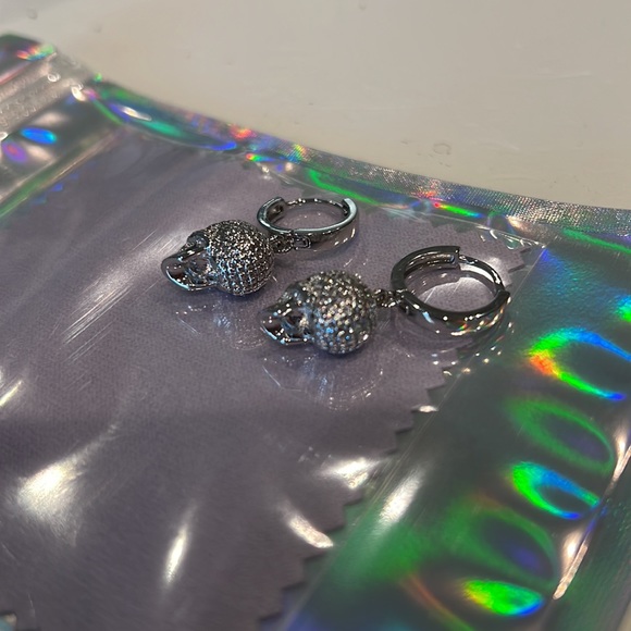 Crystal silver pavé skull earrings with silver rhodium huggie. Handmade by me - Picture 5 of 6